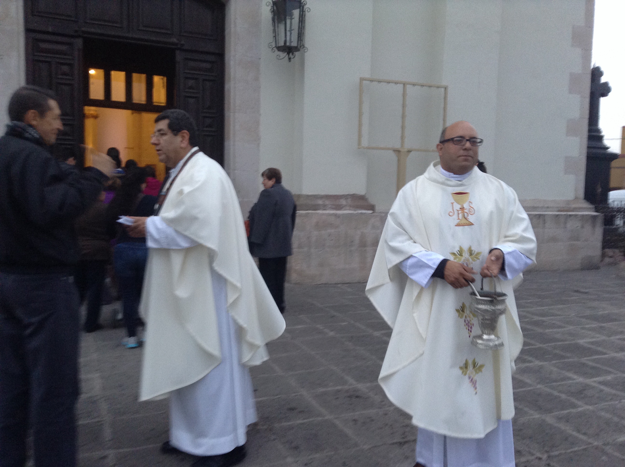 Los padres esperaron a los fieles 